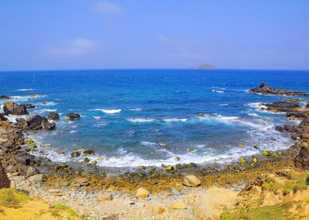 The diverse shapes and hues of the rocks beautifully complement the scenic landscape of Hon Seo